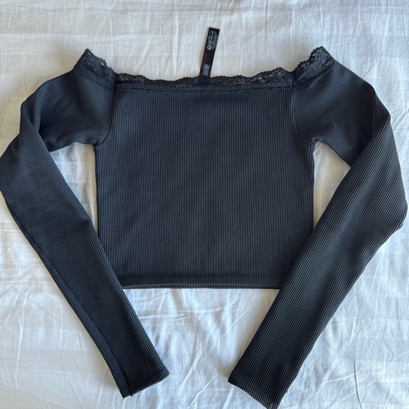 urban long sleeve crop top - Picture 3 of 3